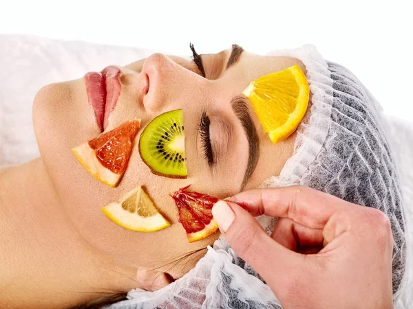 Facial mask from fresh fruits for woman . Beautician apply slices. — Stock Photo, Image
