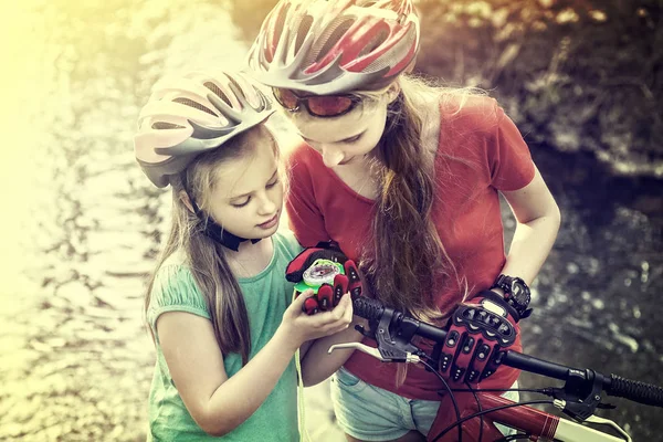 Bicicletas ciclismo niños niña con casco mirar brújula . —  Fotos de Stock