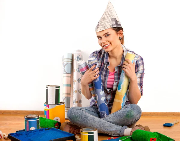 Reparação de casa mulher segurando rolo de pintura para papel de parede . — Fotografia de Stock