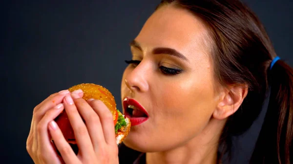 Hamburger yemek kadın. Kız lokanta yemek istiyor. — Stok fotoğraf