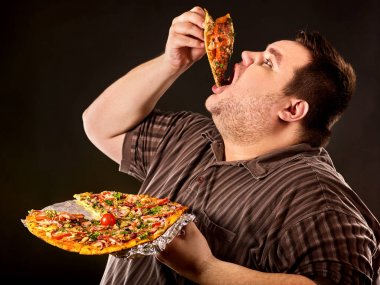 Şişman adam yemek lokanta dilim pizza. Kilolu kişi için kahvaltı.