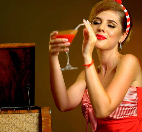 Kiss blåsa av pin up girl dricka bloody Mary cocktail. — Stockfoto
