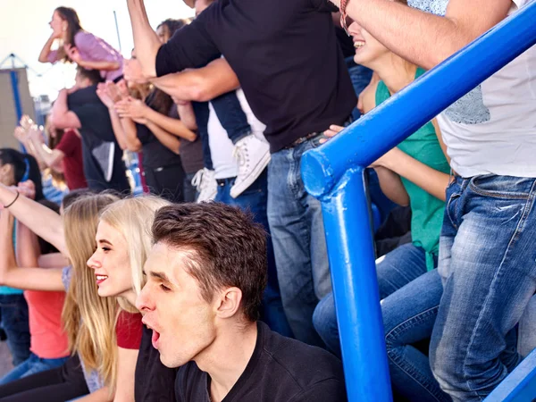 Aplaudând fanii din stadion, oamenii aplaudă echipa ta preferată . — Fotografie, imagine de stoc