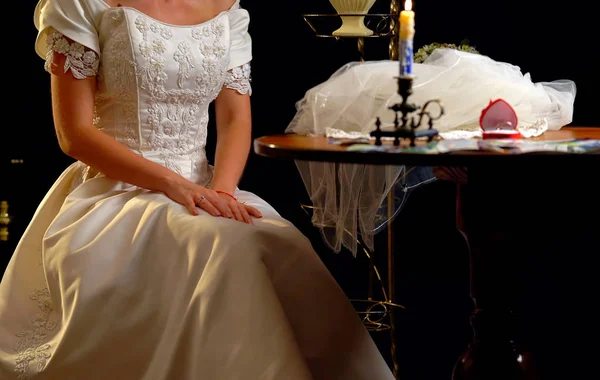 Braut denkt über Wahl des Bräutigams nach. Frau im Hochzeitskleid. — Stockfoto