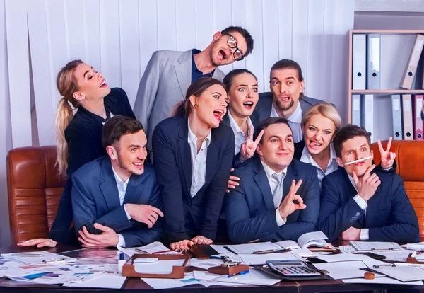 Život v kanceláři lidé obchodní tým lidí jsou spokojeni s palcem nahoru. — Stock fotografie