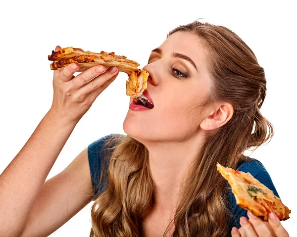Kadın pizza yemek. Öğrenci masasına hızlı yemek tüketmek. — Stok fotoğraf