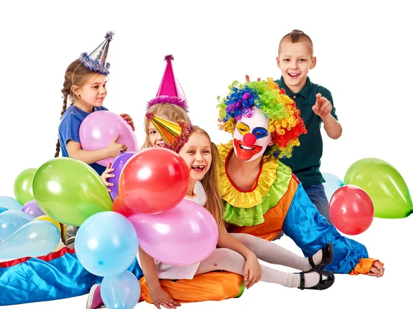 Clown bambino compleanno che gioca con i bambini. Torte festive per bambini celebrative . — Foto Stock