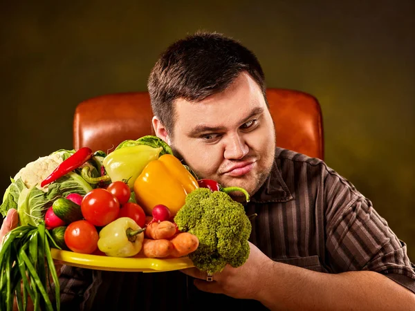 Δίαιτα λίπος άνθρωπος τρώει υγιεινά τρόφιμα. Υγιεινό πρωινό με λαχανικά. — Φωτογραφία Αρχείου