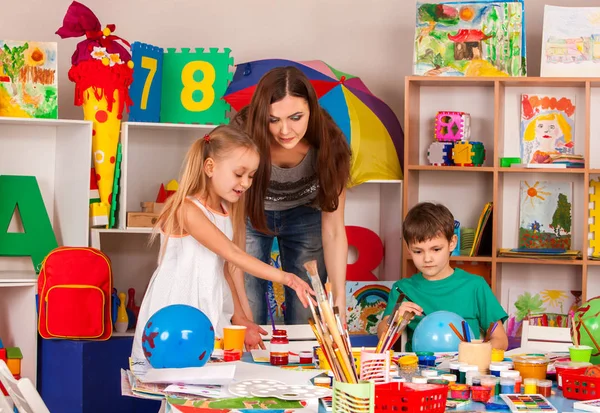 Children painting and drawing together. Craft lesson in primary school. — Stock Photo, Image