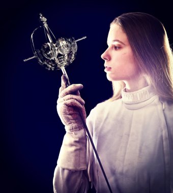 Kadınlar epee fencer için spor eskrim.