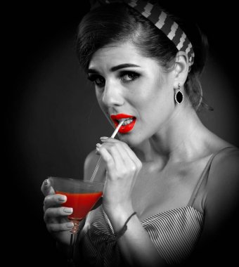 Kız içki bloody Mary kadar kokteyl pin. Pin-up retro kadın tarzı.
