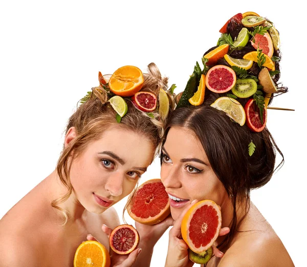 Mujeres cabello y mascarilla facial y cuidado corporal de frutas . — Foto de Stock