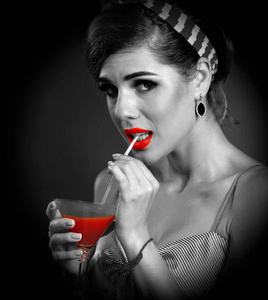 Pin up ragazza bere sanguinosa Mary cocktail. Pin-up stile femminile retrò . — Foto Stock