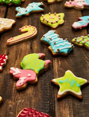 Ahşap tahtada dekoratif Noel kurabiyeleri arka planı