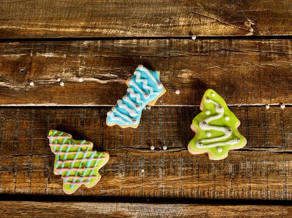 Fond décoratif biscuits de Noël sur panneau en bois — Photo