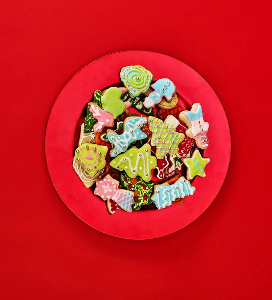 Різдвяне імбирне печиво на червоній різдвяній тарілці — стокове фото