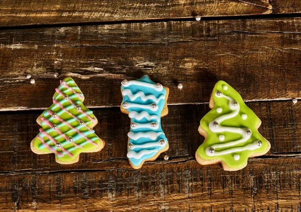 Fondo decorativo de galletas de Navidad en tablero de madera — Foto de Stock