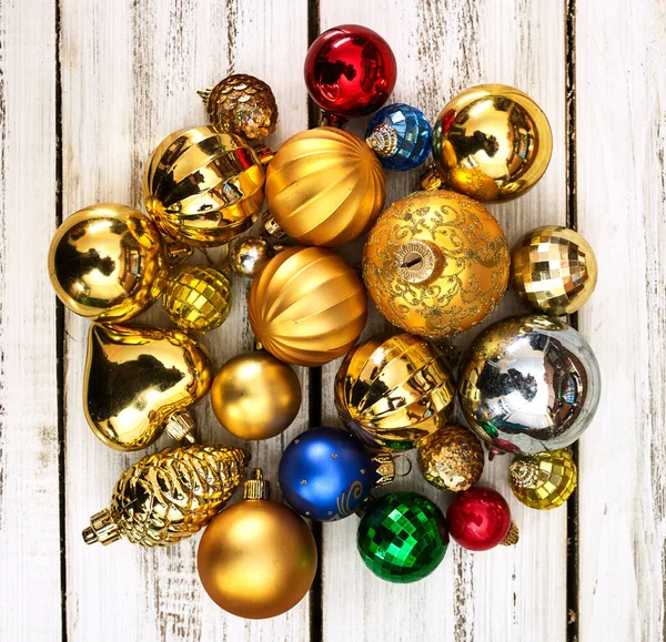 Χριστουγεννιάτικο στεφάνι από χριστουγεννιάτικες μπάλες στολίδια κρέμεται στην μπροστινή πόρτα — Φωτογραφία Αρχείου