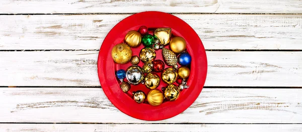 Décorations de Noël design de boules de Noël ornements sur plaque rouge — Photo