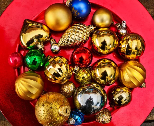 Noel süslemeleri. Kırmızı tabakta Xmas topları tasarımı. — Stok fotoğraf