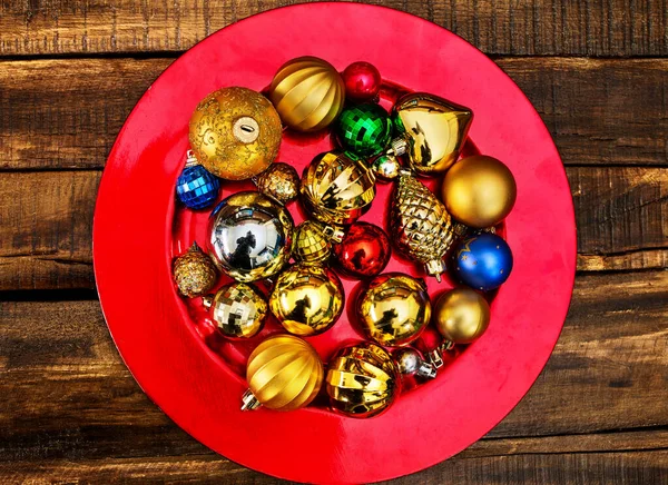 Decoraciones de Navidad diseño de bolas de Navidad adornos en plato rojo —  Fotos de Stock