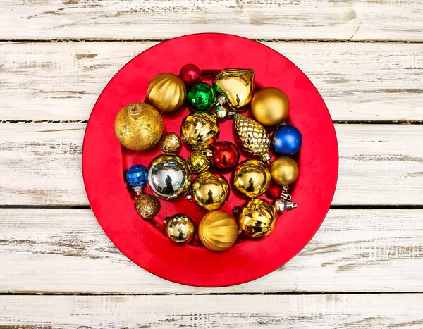Juldekorationer design av julbollar prydnader på röd platta — Stockfoto