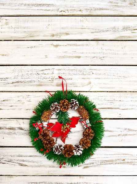 Vánoční věnec dekorace visí na přední dveře vertikální rám — Stock fotografie