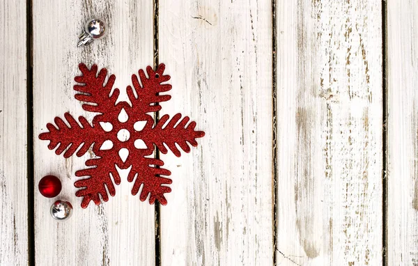 Vánoční sněhová vločka dekorace a vánoční třpytky koule — Stock fotografie