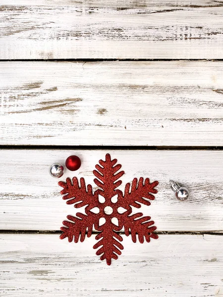 Vánoční sněhová vločka dekorace a vánoční třpytky koule — Stock fotografie