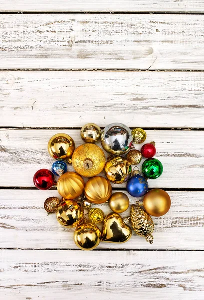 Kerst stapel kerstballen decoraties op witte houten planken — Stockfoto