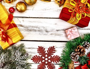 Noel balosu, kar tanesi süslemeleri ve hediye kutusu.