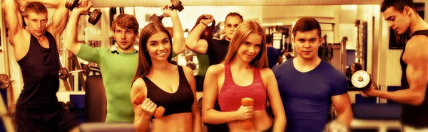 Sport siłownia z grupą przyjaciół — Zdjęcie stockowe