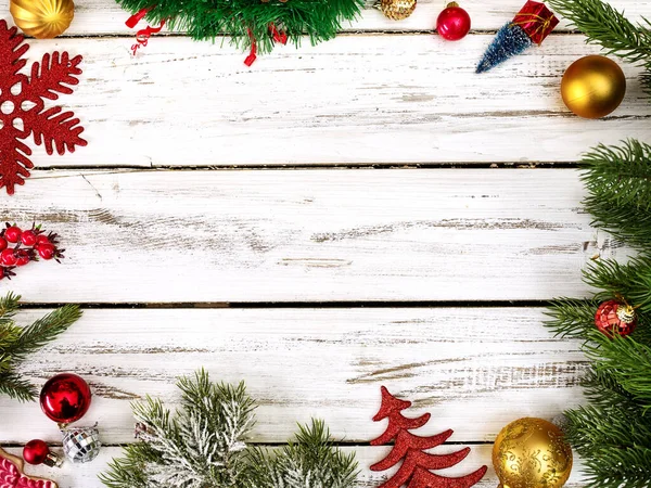 Julram boll dekorationer och tinsel med kopia utrymme — Stockfoto