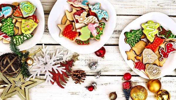 Galletas de jengibre de Navidad en tres platos por mesa de madera — Foto de Stock