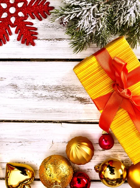Marco vertical de Navidad de bola y caja de regalo —  Fotos de Stock