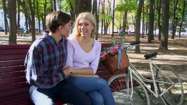 Parkta Retro Bisikletli Çift