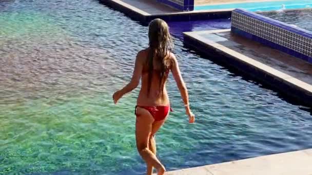 Menina de câmera lenta para cair na água na piscina — Vídeo de Stock