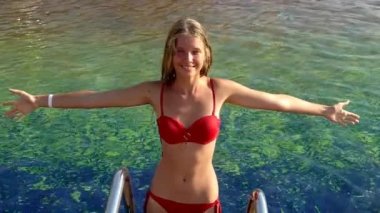 Yaz mevsiminin başında mutlu kız havuza düşüyor.