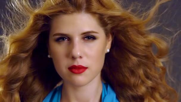 Медленное движение летящих волос и женское лицо с гипнозом взгляд — стоковое видео