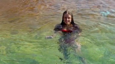 Havuzda yüzen bir kız için yaz sezonunun yavaş çekimi