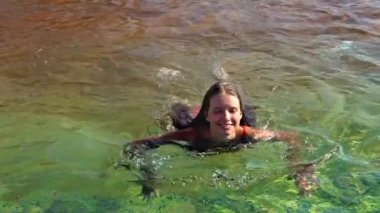 Havuzda yüzen bir kız için yaz sezonunun yavaş çekimi