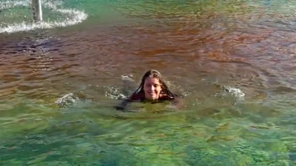 Movimento lento da temporada de verão para a menina nadando na piscina — Vídeo de Stock