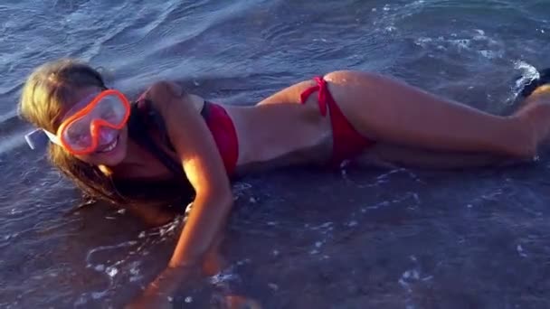 Strand vakantie van meisje zonnebrand door zee schuim golf — Stockvideo