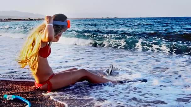 Ung kvinna sätta på snokeling glasögon och dykning fenor — Stockvideo