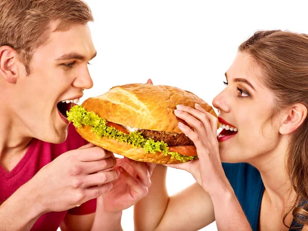 Par äter snabbmat på hamburgare äta konkurrens — Stockfoto
