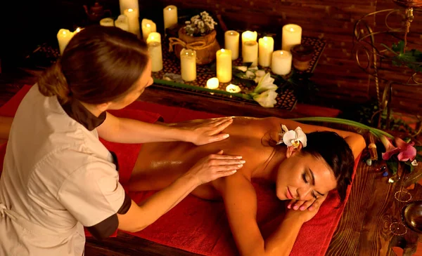 Schouder en nek vrouw olie druk massage door meester — Stockfoto