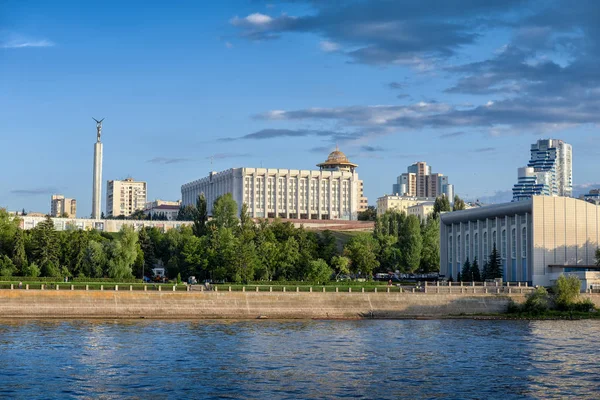 Uitzicht op de stad Samara vanaf de Wolga rivier. Rusland. Rechtenvrije Stockafbeeldingen