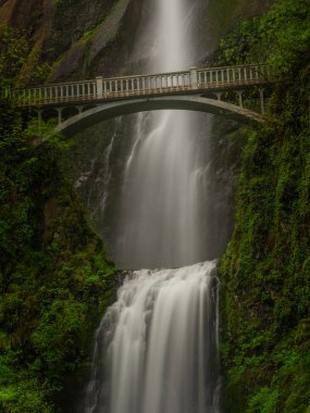 Tarihi köprü ile Multnomah falls