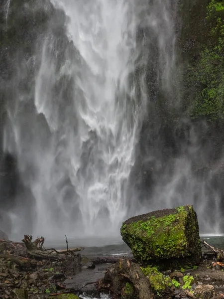 梅尔特诺默瀑布上游的基础 — 图库照片