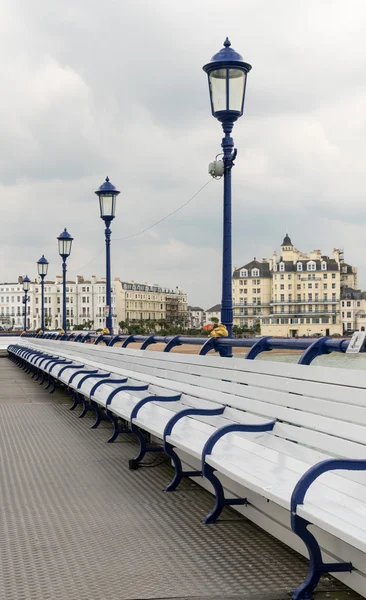 Sièges désertés sur la jetée à Eastbourne au Royaume-Uni — Photo